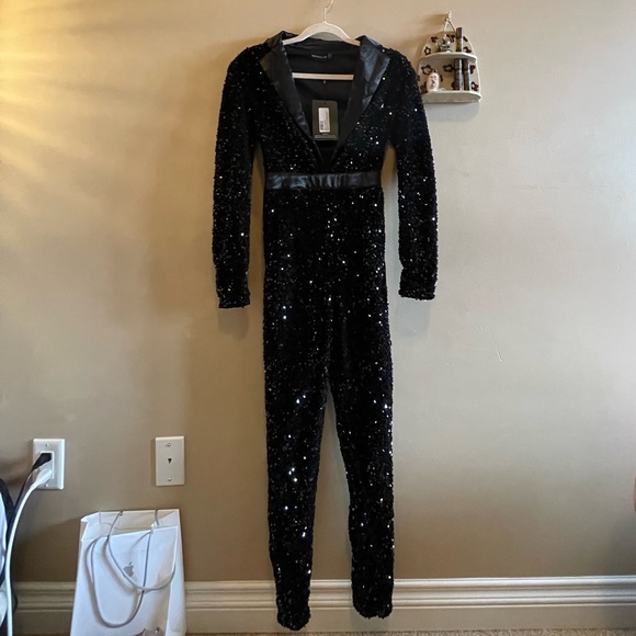 PrettyLittleThing Black Velvet Sequin Plunge Front Tailored Jumpsuit - Picture 3 of 6
